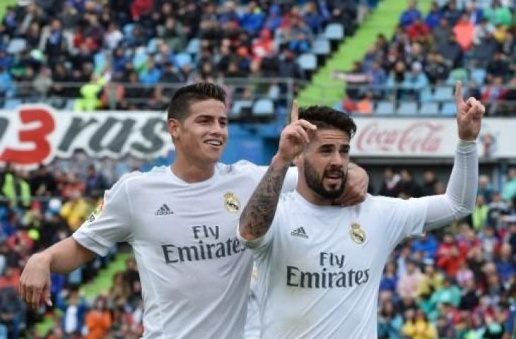 Mantan pemain Real Madrid, Isco dan James Rodriguez. (AFP)