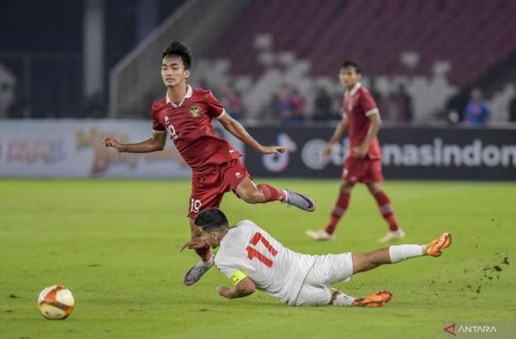 Pesepak bola Timnas Indonesia U-22 Andy Harjito (kiri) berusaha melewati hadangan pesepak bola Timnas Lebanon U-22 Mohamad Haidar (kanan) dalam pertandingan Internasional Friendly Match di Stadion Utama Gelora Bung Karno, Jakarta, Jumat (14/4/2023). ANTARA FOTO/Galih Pradipta/rwa.