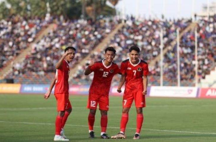 Pemain Timnas Indonesia U-22 Beckam Putra, Pratama Arhan dan Marselino Ferdinan saat lawan Filipina. (Instagram/@pssi)