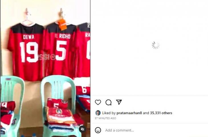 Ada kursi plastik hijau di ruang ganti timnas Indonesia U-22 yang jadi sorotan netizen. (Instagram/PSSI)