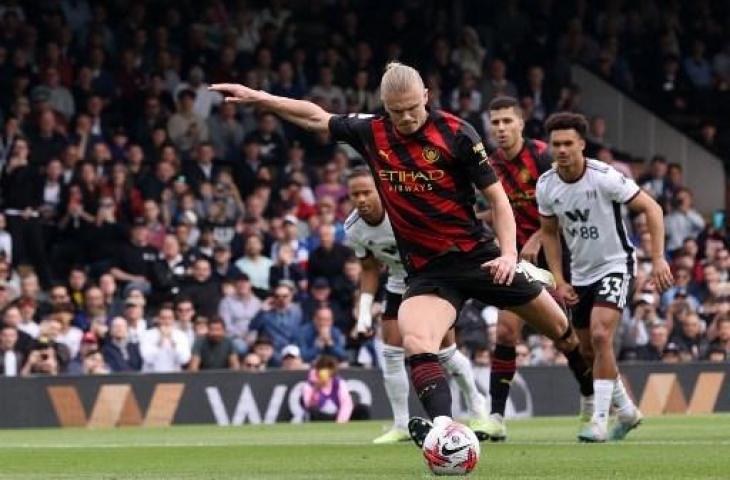 Aksi Erling Haaland saat cetak gol dalam kemenangan Manchester City atas Fulham dengan skor 2-1. (AFP)