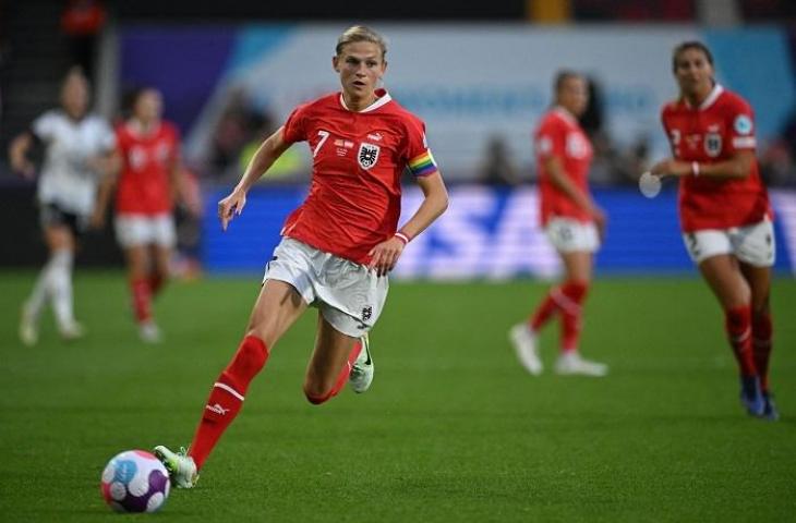 Carina Wenninger saat membela Timnas PutrI Austria di Euro 2022. (AFP/Justin Tallis)