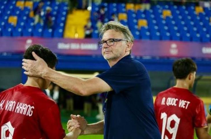 Pelatih Timnas Vietnam U-22 Philippe Troussier menyalami pemain. (dok. VFF)