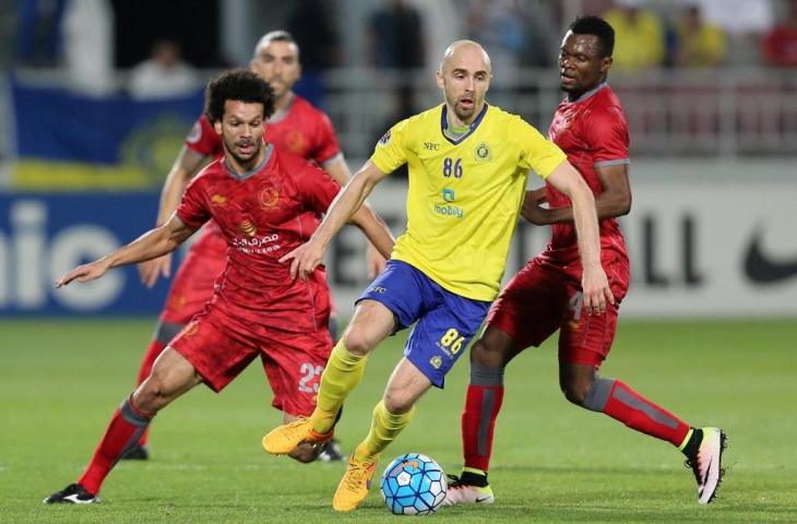 Adrian Mierzejewski (tengah) saat membela Al-Nassr di ajang Liga Champions Asia di Stadion Abdullah Bin Khalifa di Doha, pada 5 April 2016. (AFP/Karim Jaafar)