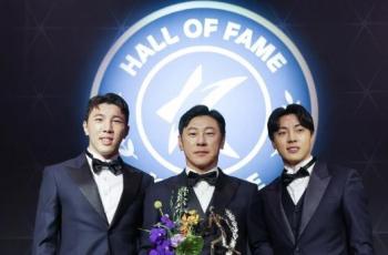 Shin Tae-yong Sabet Gelar Hall of Fame K League, Penampilannya Bikin Pangling