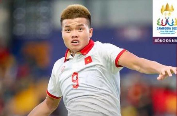 Pemain Vietnam U-22 Nguyen Van Thung saat lawan Singapura. (dok.VFF)