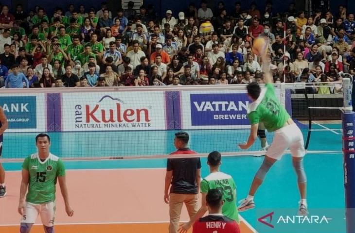 Pemain voli putra Indonesia Doni Haryono melakukan smes pada pertandingan melawan SEA Games 2023 melawan Kamboja di Olympic Indoor Stadium, Phnom Penh, Sabtu (6/5/2023). ANTARA/Bayu Kuncahyo