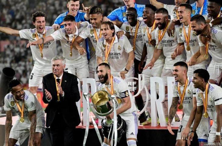 Karim Benzema (tengah) dan pelatih Carlo Ancelotti (kedua kiri) merayakan kemenangan Real Madrid saat menjuarai Copa del Rey (Piala Raja) setelah mengalahkan Osasuna di La Cartuja pada 7 Mei 2023. ANTARA/AFP/ANDER GILLENEA