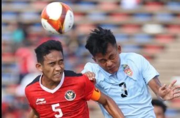 Kapten Timnas Indonesia U-22, Rizky Ridho berduel di udara dengan pemain Myanmar (Instagram/PSSI)