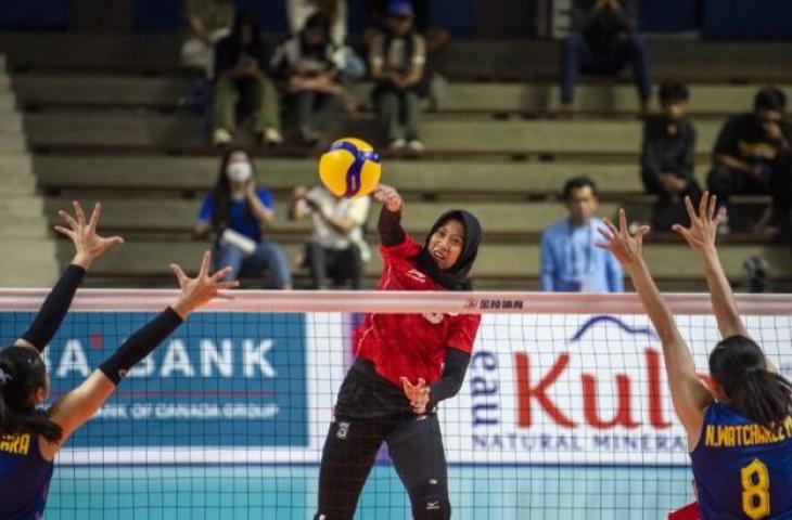 Pebola voli putri Indonesia Megawati Hangestri Pertiwi melakukan smes yang berusaha dihadang oleh dua pebola voli putri Thailand di SEA Games 2023. ANTARA FOTO/M Agung Rajasa/YU