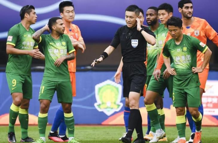 Shen Yinhao saat memimin laga di Liga Super China. (Kredit: South China Morning Post)