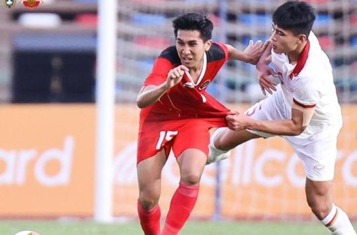 Pemain Timnas Indonesia U-22 Muhammad Taufany Muslihuddin (kiri) saat lawan Vietnam di SEA Games 2023. (Instagram/@pssi)