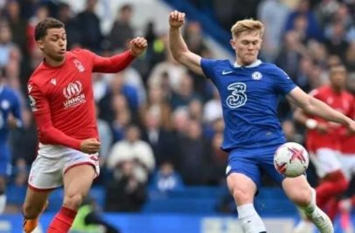 Gelandang Chelsea Lewis Hall (kanan) berebut bola dengan penyerang Nottingham Forest Welsh Brennan Johnson dalam pertandingan Liga Premier Inggris di Stamford Bridge di London pada 13 Mei 2023. Glyn KIRK / AFP