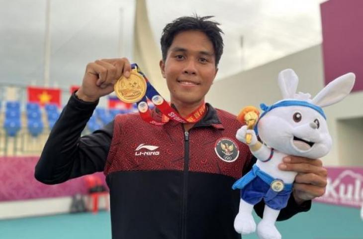 Petenis Indonesia Muhammad Rifqi Fitriadi berpose usai upacara pemberian medali emas di SEA Games 2023 Kamboja, di Stadion Nasional Morodok Techo, Minggu (14/5/2023). (ANTARA/Arnidhya Nur Zhafira)