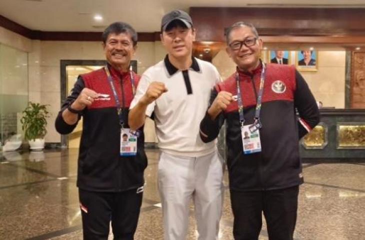 Pelatih Timnas Indonesia U-22 Indra Sjafri, Shin Tae-yong dan Manajer Timnas Sumardji. (Instagram/@shintaeyong7777)