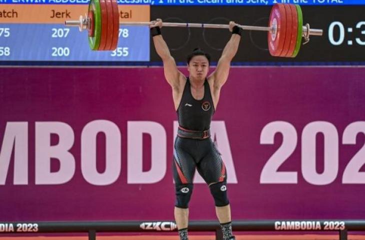 Lifter putra Indonesia Rahmat Erwin Abdullah melakukan angkatan clean and jerk pada kelas 81 kg putra SEA Games 2023 di Taekwondo Hall, Olympic Complex, Phnom Penh, Kamboja, Senin (15/5/2023). (ANTARA FOTO/MUHAMMAD ADIMAJA)