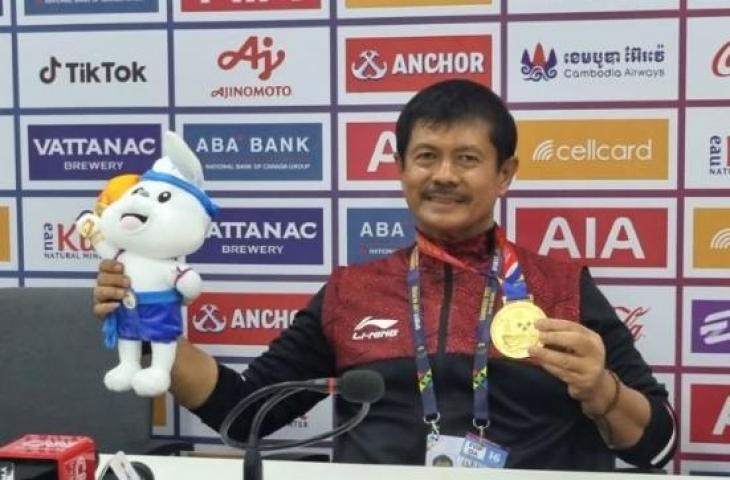 Pelatih Timnas Indonesia U-22 Indra Sjafri menunjukkan medali emas dan maskot SEA Games 2023 di Olympic Stadium, Phnom Penh, Kamboja, Selasa (16/5/2023). ANTARA/Bayu Kuncahyo

