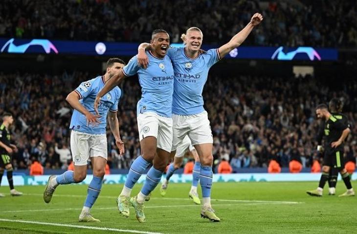 Manuel Akanji dan Erling Haaland berselebrasi saat menundukkan Real Madrid di semifinal Liga Champions 2022-2023. (AFP/Bryline)