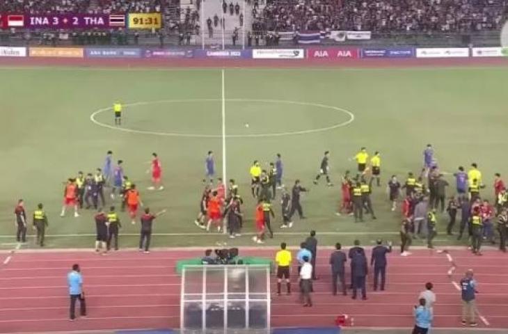 Kericuhan antara Timnas Indonesia U-22 dan Thailand di laga final Sea Games 2023 Kamboja (YouTube/Entertainment Mediacorp)