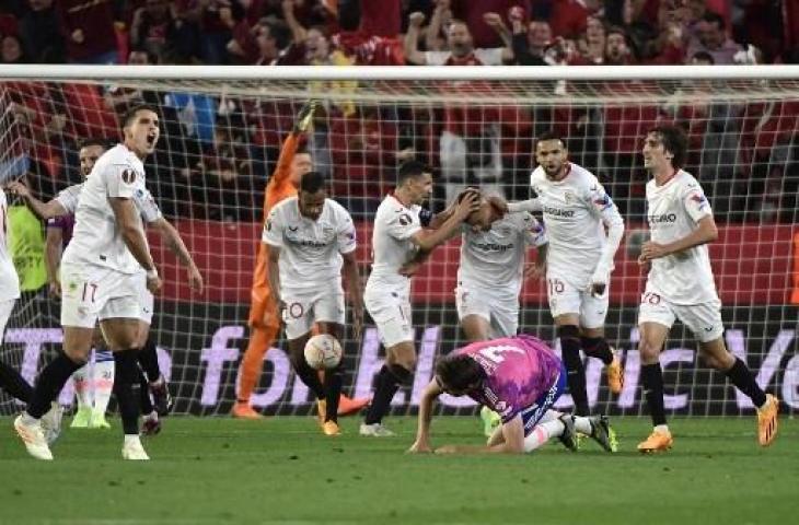 Pemain Sevilla melakukan selebrasi usai cetak gol ke gawang Juventus di semifinal Liga Europa. (AFP)