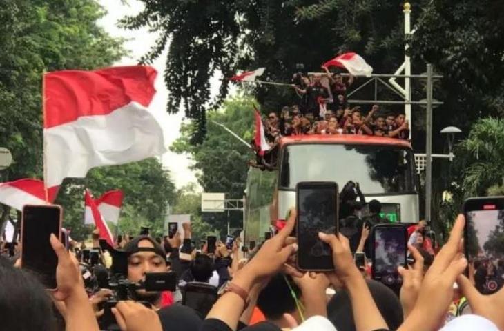 Arak-arakan Timnas U-22 usai Meraih Emas di SEA Games 2023. (Suara.com/ Reihan)