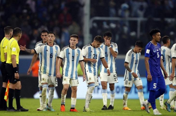 Para pemain Argentina melakukan selebrasi setelah mengalahkan Uzbekistan pada pertandingan Grup A Piala Dunia U-20 Argentina 2023 di Stadion Madre de Ciudades di Santiago del Estero, Argentina, pada 20 Mei 2023. (AFP/Gustavo Ortiz)