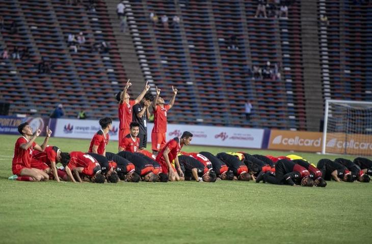 Timnas Indonesia U-22 sujud syukur di SEA Games 2023. (Antara)