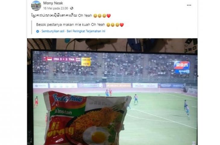 Masyarakat Kamboja mendukung Timnas Indonesia sambil memamerkan Indomie (Facebook/Mony Neak)