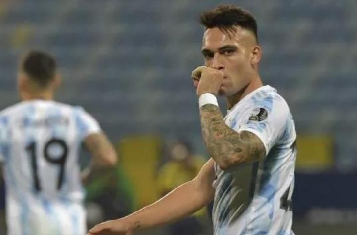 Selebrasi pemain Timnas Argentina Lautaro Martinez usai membobol gawang Ekuador di perempatfinal Copa America 2021. (Foto: AFP)