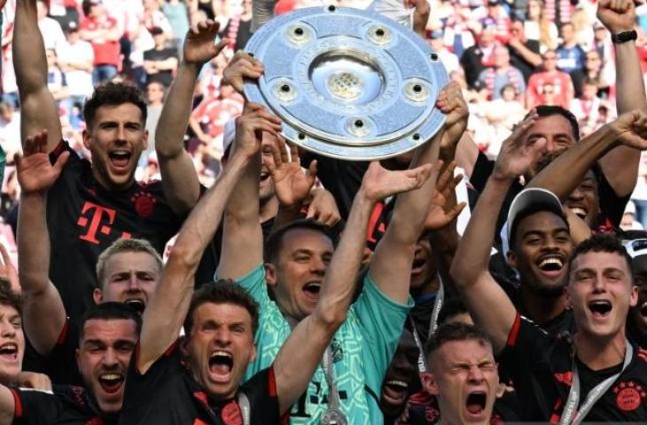 Para pemain Bayern Munchen berselebrasi bersama trofi juara Liga Jerman usai pertandingan melawan FC Cologne 27 Mei 2023. (AFP/CHRISTOF STACHE)