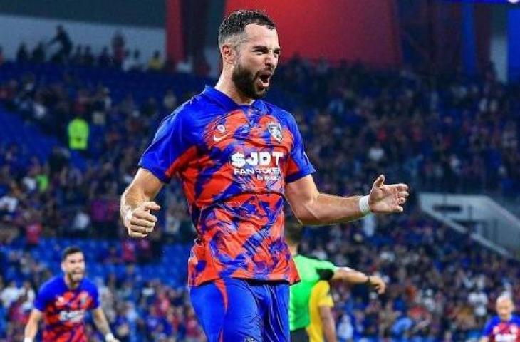 Jordi Amat kecewa dengan rumput Stadion Bukit Jalil. (Instagram/offisialjohor)