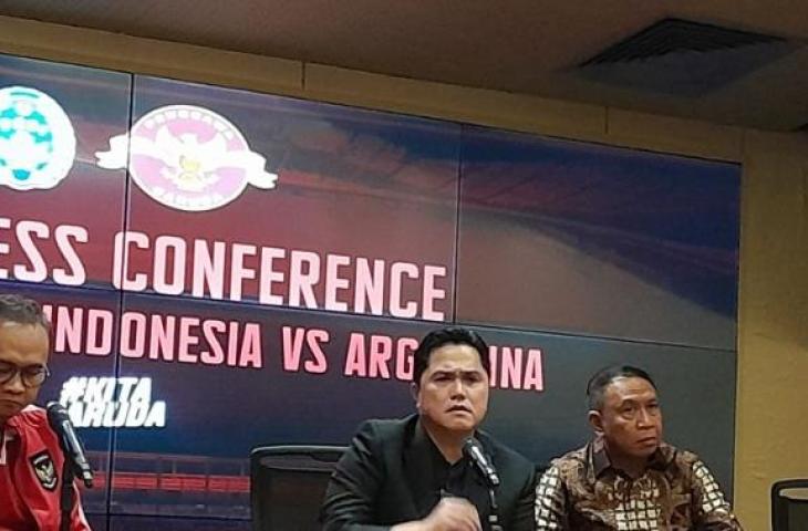 Ketum PSSI (PSSI) Erick Thohir (dua dari kiri) dalam acara konferensi pers di media center Stadion Utama Gelora Bung Karno, Jakarta, Senin (29/5/2023). ANTARA/Fajar Satriyo