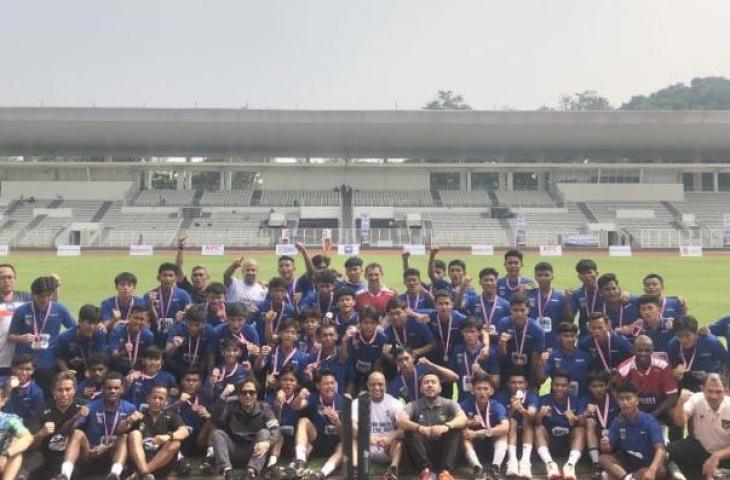 Empat legenda sepak bola dunia yaitu Eric Abidal (Prancis), Juan Sebastian Veron (Argentina), Roberto Carlos (Brasil), dan Karagounis Giorgos (Yunani) bersama pemain Indonesia U-16 selepas acara Fourfeo Mini Tournament di Stadion Madya GBK, Jakarta, Kamis (1/6/2023). ANTARA/Zaro Ezza Syachniar