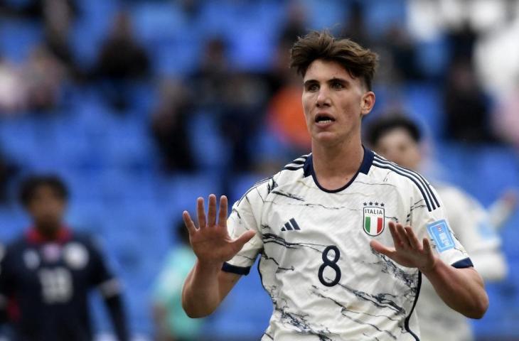 Gelandang Italia, Cesare Casadei, bereaksi setelah mencetak gol pada pertandingan Grup D Piala Dunia U-20 Argentina 2023 melawan Republik Dominika  di Stadion Malvinas Argentinas di Mendoza, Argentina, pada 27 Mei 2023. (AFP/Andres Larrovere)