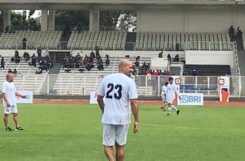 Curi Atensi, Momen Legenda Timnas Argentina Nyeker saat Main Bola di Indonesia