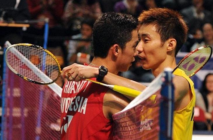 Taufik Hidayat berpelukan dengan Lee Chong Wei di final Hong Kong Open 2010. (AFP/Mike Clarke)