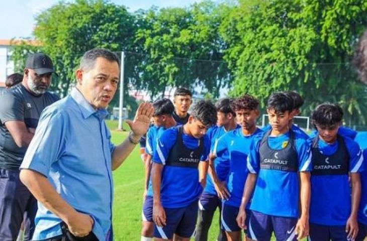 Presiden FA Malaysia Datuk Hamidin Mohd Amin menyambangi tim U-17. (Instagram/@famalaysia)