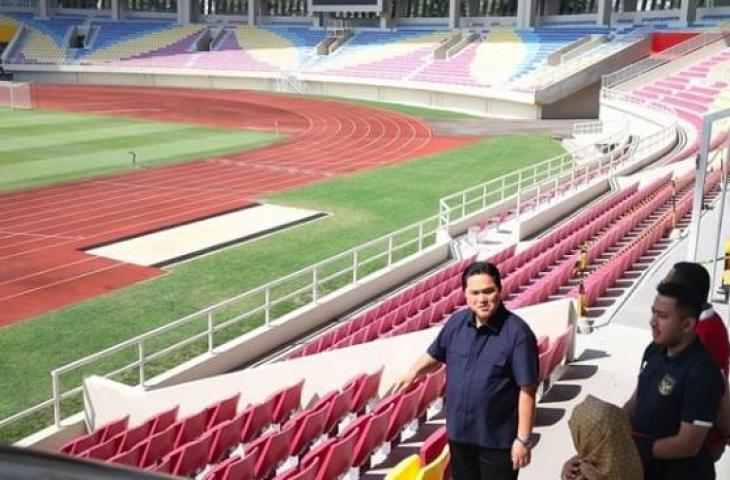 Erick Thohir saat meninjau Stadion Manahan Solo untuk menjadi venue Kualifikasi Piala Asia U-23 2024. (Dok. PSSI)