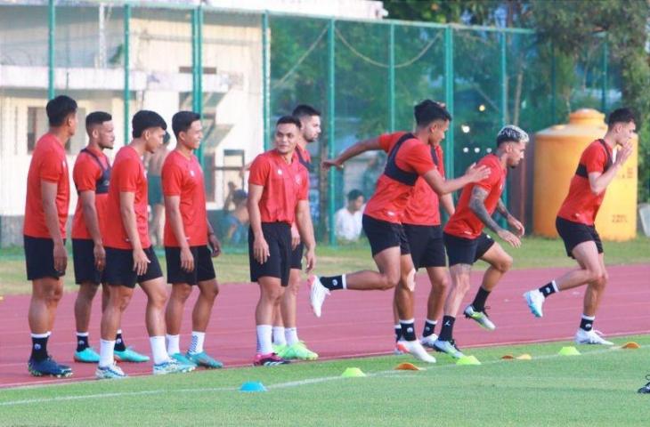 Sejumlah pemain Timnas Indonesia melakukan pemusatan latihan di Lapangan Thor Surabaya, Rabu (7/6/2023). (ANTARA/Naufal Ammar Imaduddin)