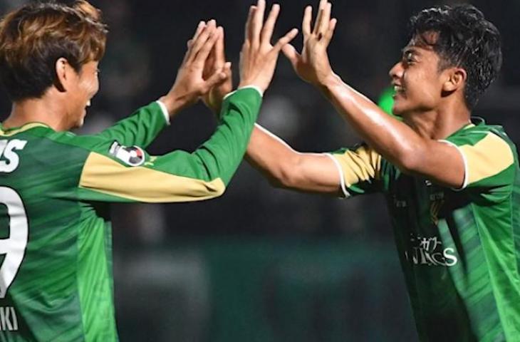 Pratama Arhan merayakan gol bersama rekan setimnya di Tokyo Verdy (Twitter/TokyoVerdySTAFF)