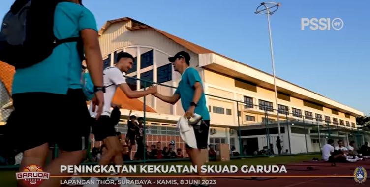 Pelatih Timnas Indonesia Shin Tae-yong bertemu Ivar Jenner dan Rafael Struick. (YouTube/PSSI TV)