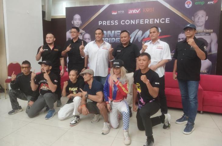 A. Ardiansyah Bakri beserta jajaran para atlet One Pride MMA (mxkd.sbs/Gagah Radhitya)