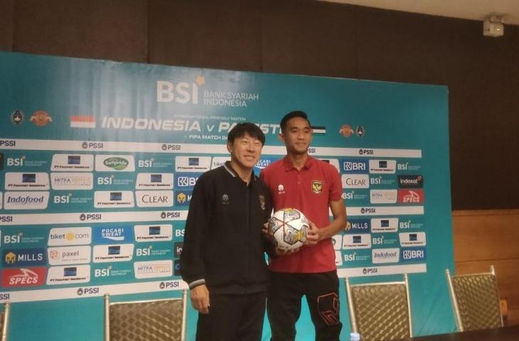 Shin Tae-yong bersama Rizky Ridho saat konferensi pers sebelum laga melawan Palestina (mxkd.sbs/Gagah Radhitya)