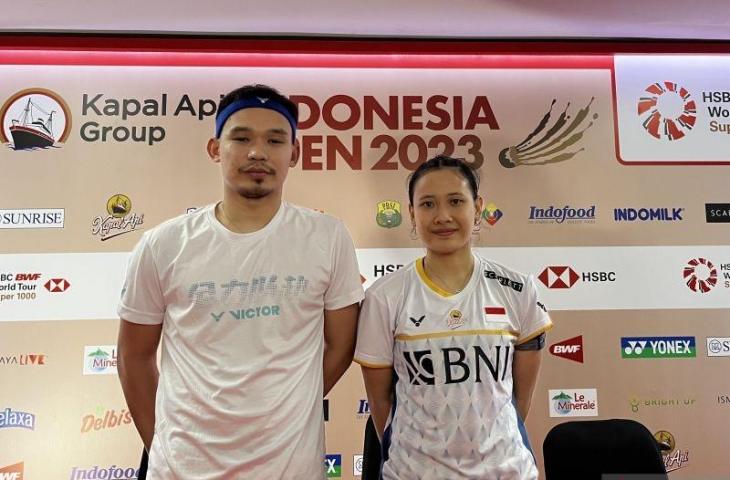 Pasangan ganda campuran Indonesia Rinov Rivaldy/Pitha Haningtyas Mentari berfoto usai konferensi pers di Istora Senayan Jakarta, Kamis (15/6/2023). (ANTARA/Arnidhya Nur Zhafira)