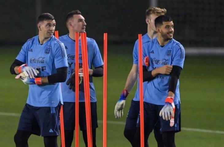 Emiliano Martinez dan dan Geronimo Rulli tampak sedang berlatih di lapangan (Instagram/gerorulli)