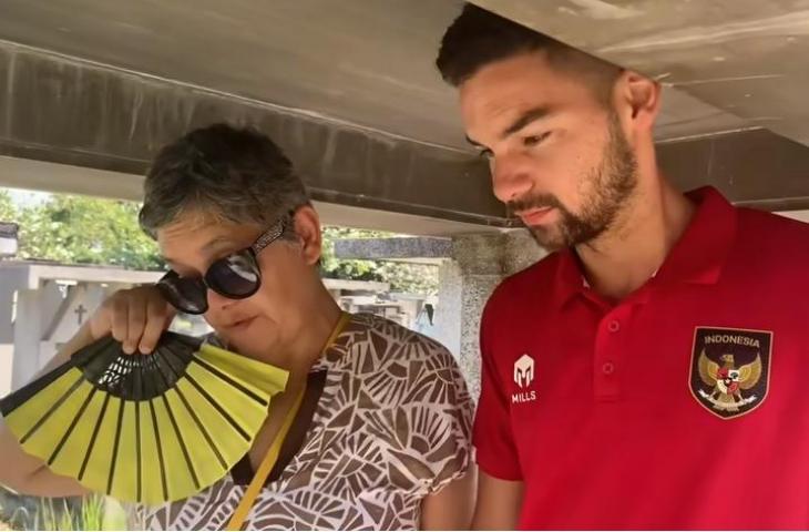 Sandy Walsh ziarah ke makam kakek buyut di Surabaya. (YouTube/Sandy Walsh)