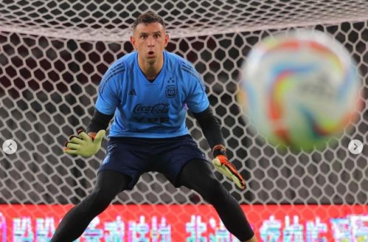 Kiper Argentina, Emiliano Martinez berlatih jelang lawan timnas Indonesia. (Instagram/afaseleccion)