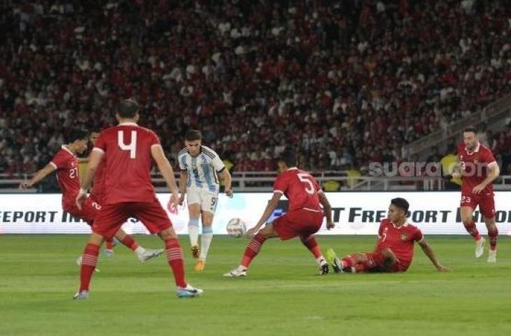 Pemain Argentina Julian Alvarez melepaskan tendangan ditengah kawalan pemain Timnas Indonesia dalam pertandingan FIFA Matchday di Stadion Utama Gelora Bung Karno, Senin (19/6/2023). [Suara.com/Dwi Bowo Raharjo]