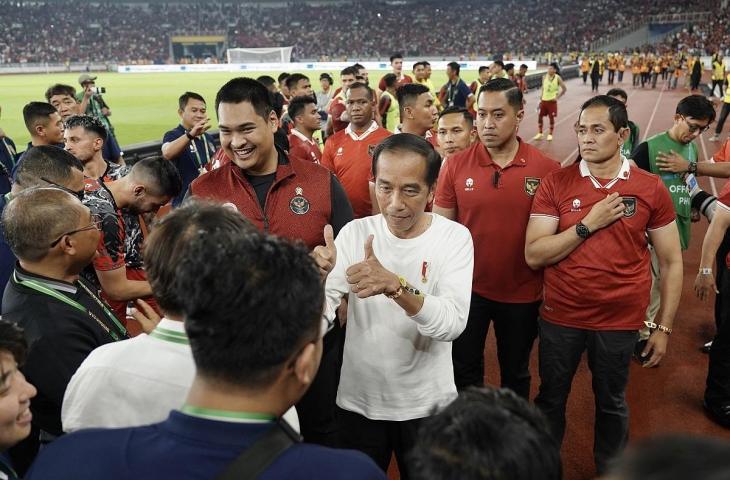 Presiden Joko Widodo (tengah) didampingi Menpora Dito Ariotedho berbincang dengan pelatih Timnas Indonesia Shin Tae-Yong usai laga FIFA Matchday antara Indonesia vs Argentina di Stadion Utama Gelora Bung Karno (SUGBK), Senayan, Jakarta, Senin (19/6/2023). ANTARA FOTO/Dhemas Reviyanto//foc.