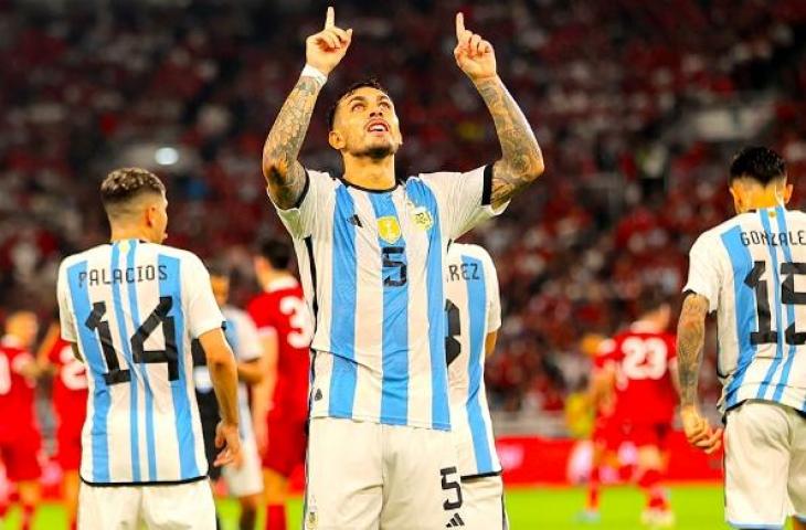 Leandro Paredes cetak gol di GBK saat antar Argentina kalahkan Timnas Indonesia 2-0 dalam laga FIFA Matchday Juni 2023. (Dok. AFA)